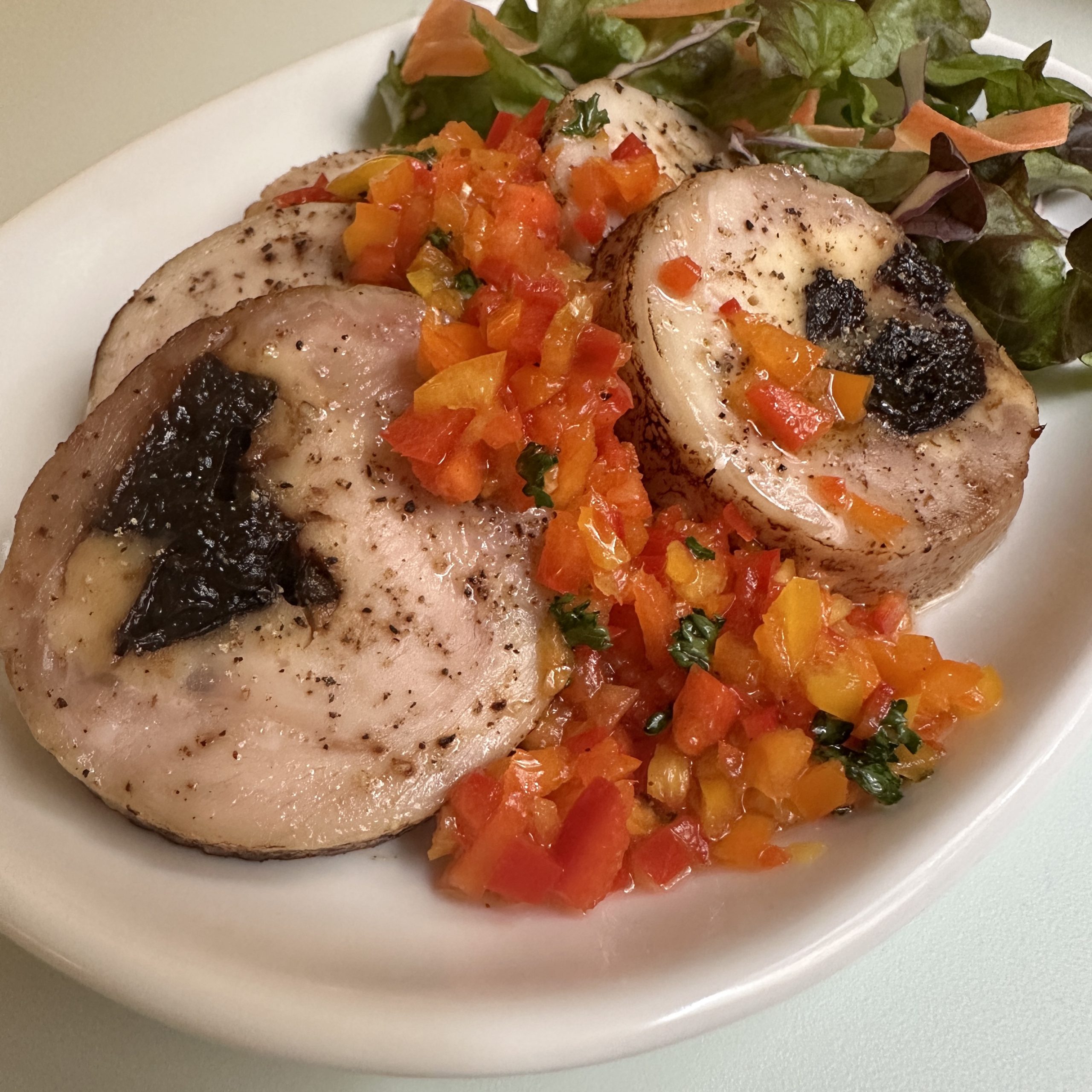 - 3月の旬菜 -<br />
鶏モモ肉とプルーンのガランティーヌ 根菜ビネグレットソース